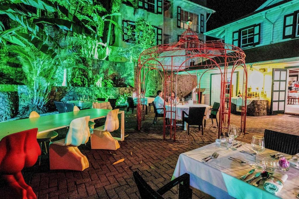 Queen'S Hotel, Bar & Kitchen 博坦 外观 照片