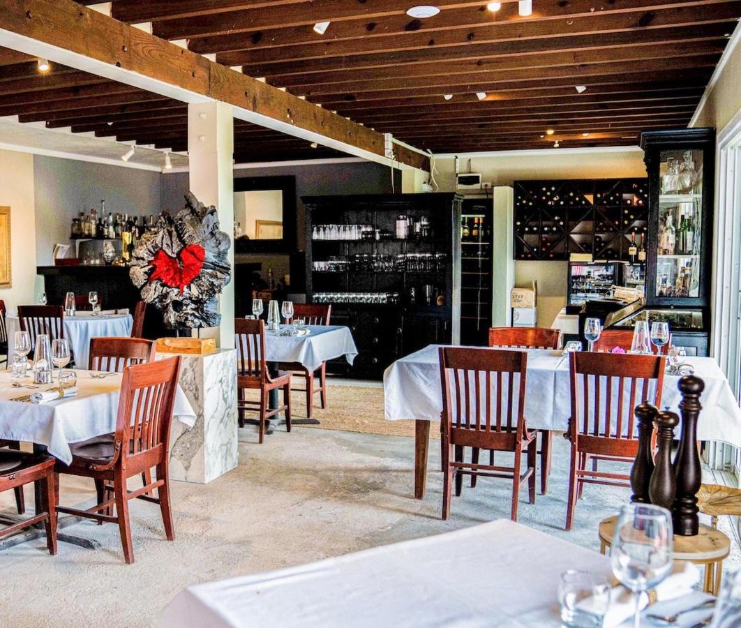 Queen'S Hotel, Bar & Kitchen 博坦 外观 照片